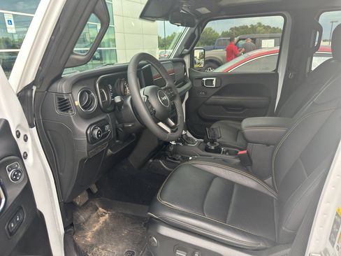 Used 2025 Jeep Gladiator Sport AWD/4WD image 2