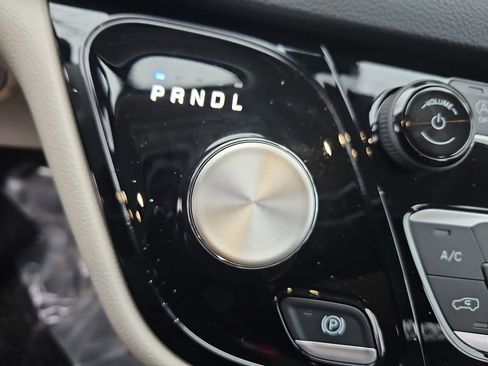 Used 2024 Chrysler Pacifica Touring-L image 23