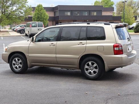 Used 2005 Toyota Highlander 2WD V6 w/ 3rd Row image 8