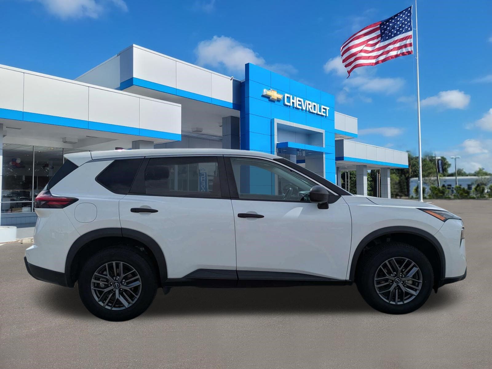 Used 2024 Nissan Rogue S FWD image 2