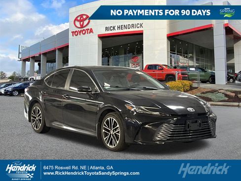 Used 2025 Toyota Camry XLE image 1