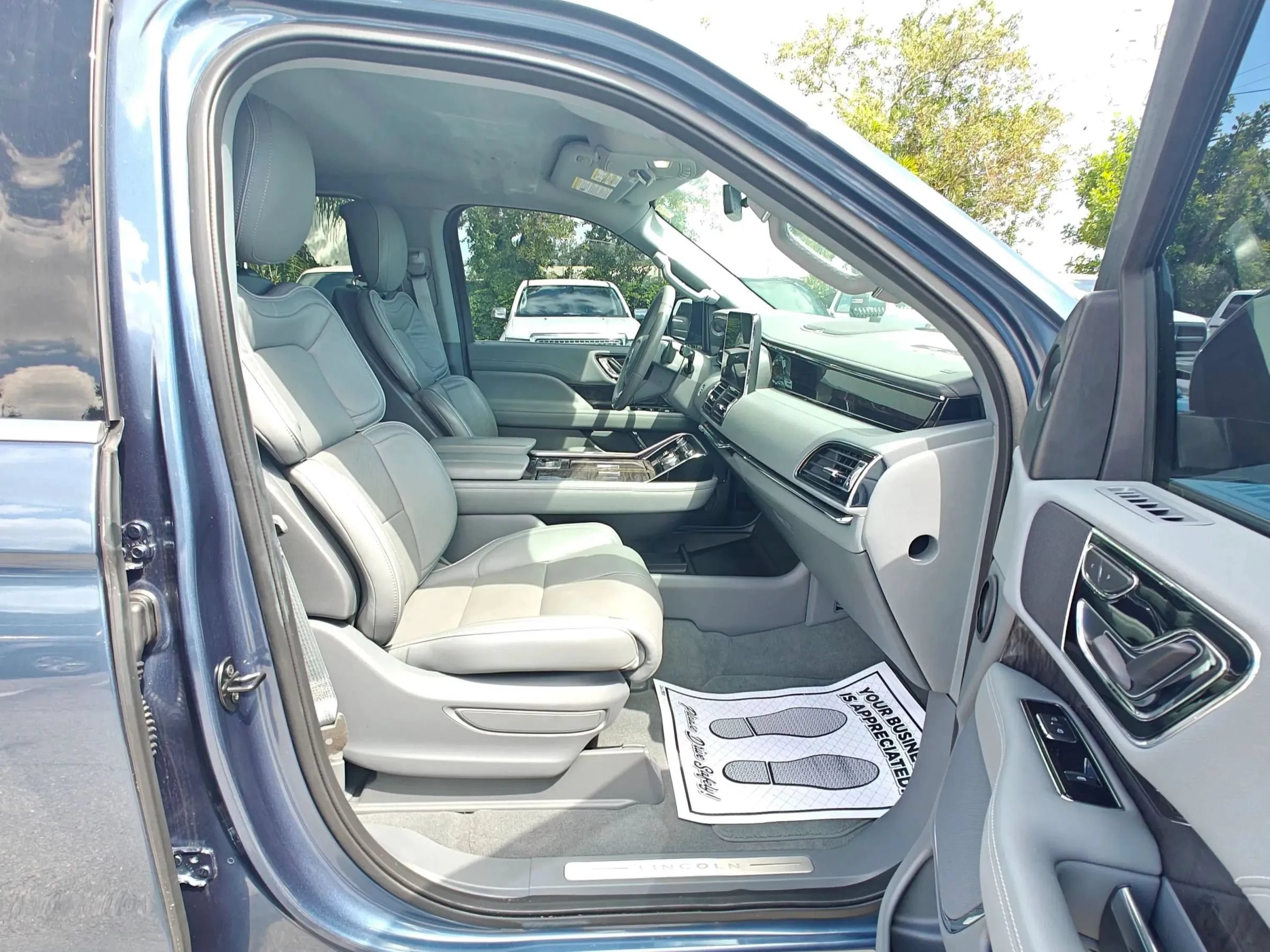 Used 2019 Lincoln Navigator Select RWD image 16