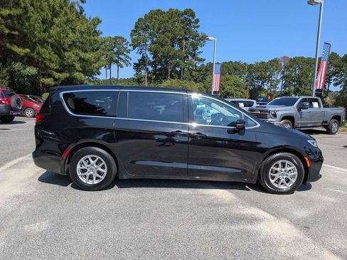 Used 2024 Chrysler Pacifica Touring-L FWD image 3