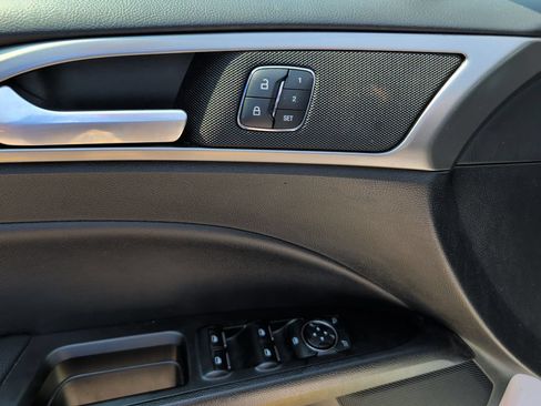 Used 2017 Ford Fusion SE w/ Fusion SE Technology Package AWD/4WD image 10