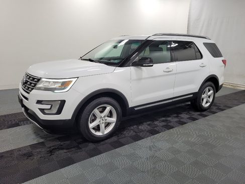 Used 2016 Ford Explorer XLT w/ Equipment Group 201A image 2