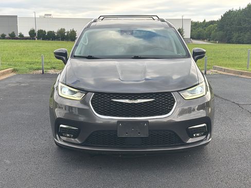 Used 2021 Chrysler Pacifica Touring-L FWD image 3