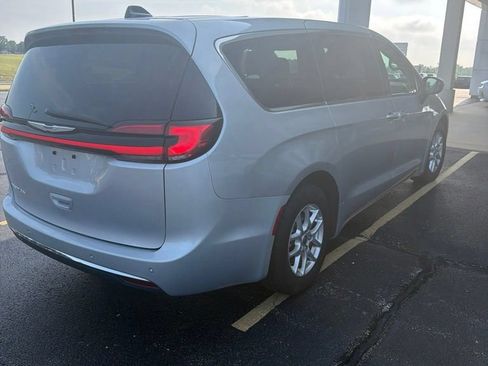 Used 2023 Chrysler Pacifica Touring-L FWD image 4