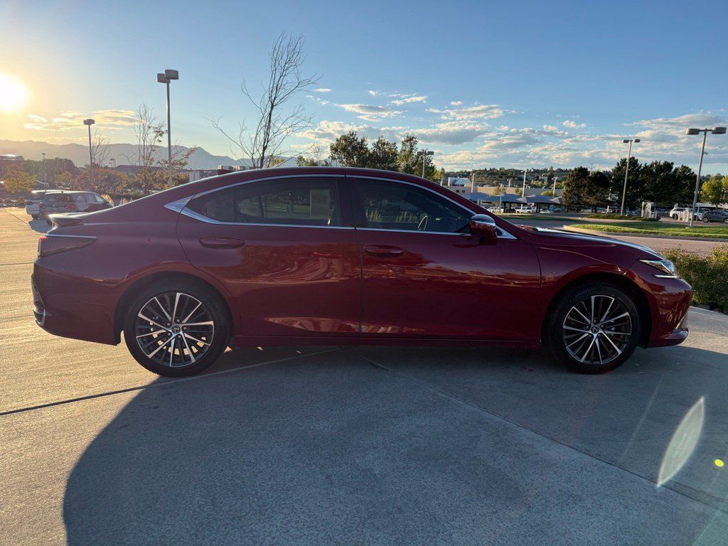 Used 2025 Lexus ES 300h w/ Premium Package FWD image 10