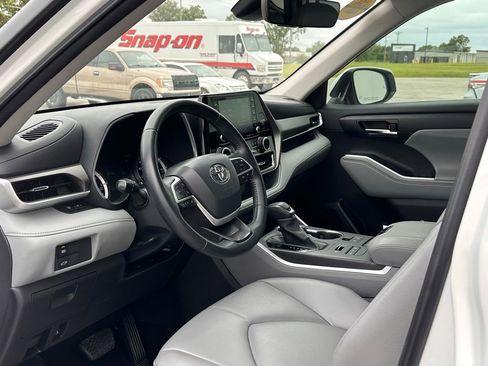 Used 2022 Toyota Highlander XLE AWD/4WD image 9