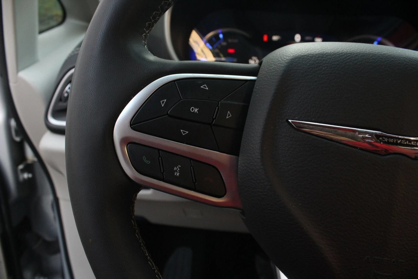 Used 2023 Chrysler Pacifica Touring-L FWD image 27