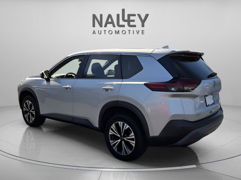 Used 2022 Nissan Rogue SV image 3