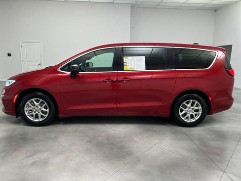 Used 2025 Chrysler Pacifica Select FWD image 4