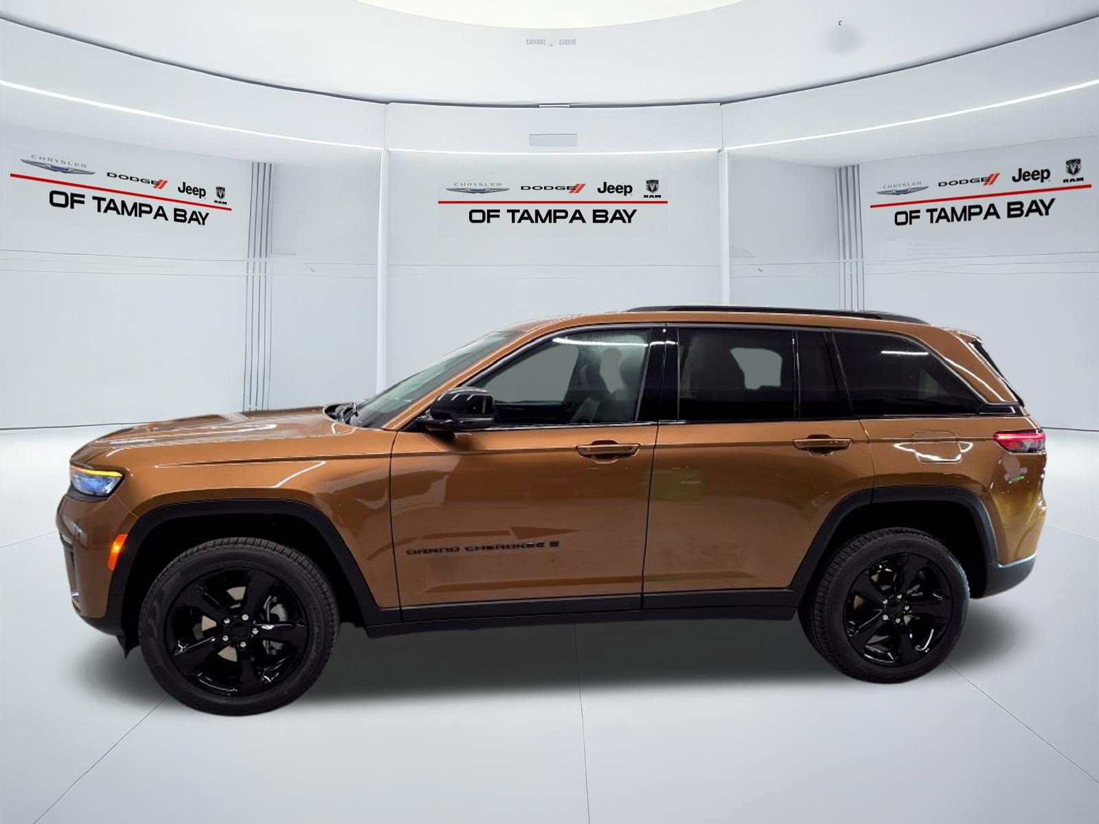 New 2026 Jeep Grand Cherokee Limited w/ Limited Altitude Package AWD/4WD image 3