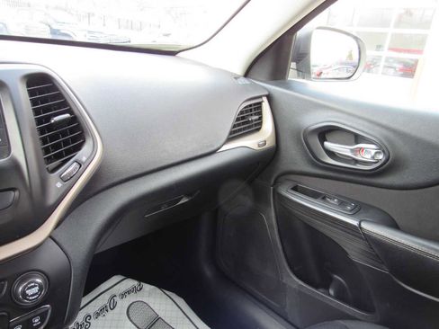 Used 2016 Jeep Cherokee Sport w/ Cold Weather Group image 15