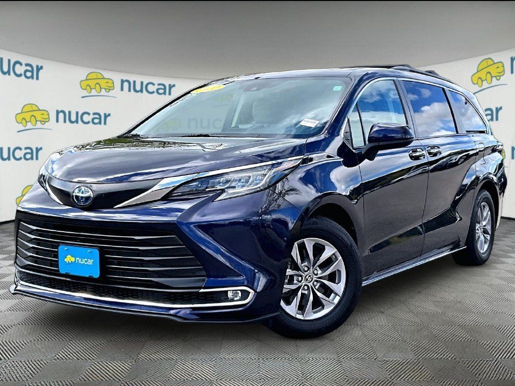 Used 2022 Toyota Sienna XLE w/ XLE Plus Package AWD/4WD image 3
