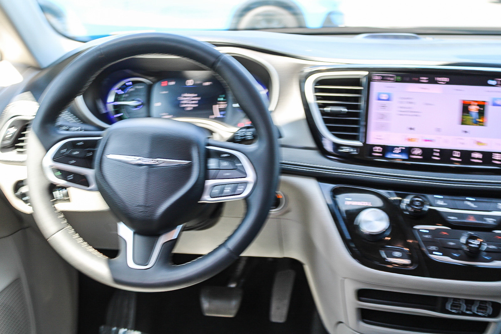 Used 2024 Chrysler Pacifica Limited FWD image 15