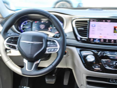 Used 2024 Chrysler Pacifica Limited FWD image 15