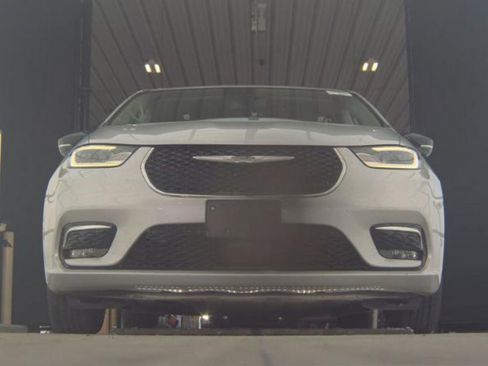 Used 2024 Chrysler Pacifica Touring-L FWD image 4