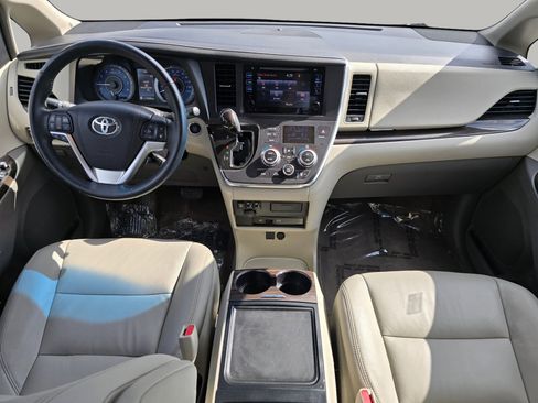 Used 2016 Toyota Sienna XLE Premium FWD image 2