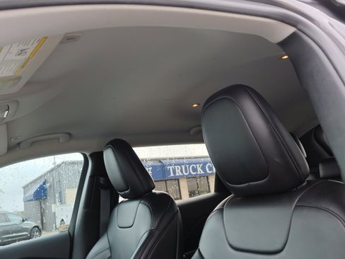 Used 2019 Jeep Cherokee Latitude Plus w/ Comfort/Convenience Group image 15