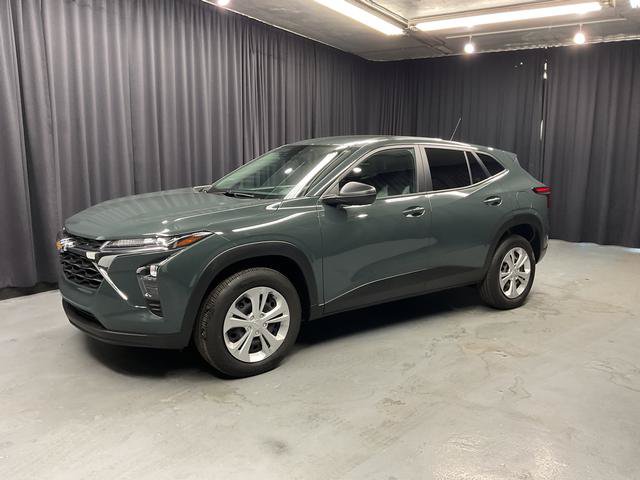 Used 2025 Chevrolet Trax LS FWD image 3