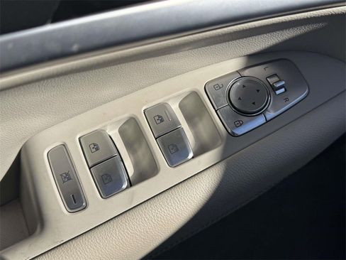 Used 2025 Genesis G70 2.5T image 15