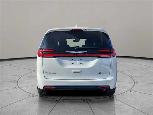 Certified 2022 Chrysler Pacifica Touring-L image 11