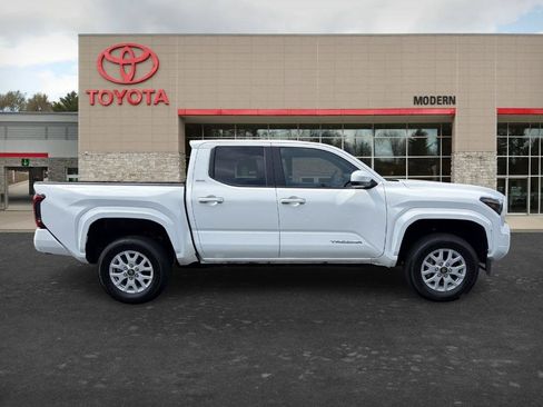 Certified 2025 Toyota Tacoma SR5 AWD/4WD image 4