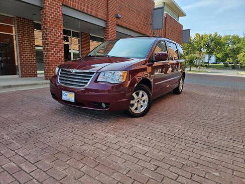 Used 2009 Chrysler Town & Country Touring w/ Family Value Group image 3