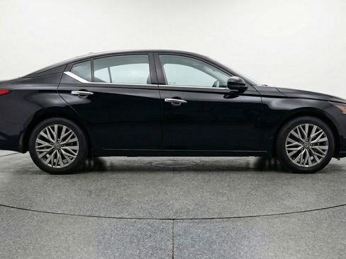 Used 2025 Nissan Altima 2.5 SV image 11