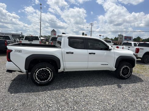 Used 2025 Toyota Tacoma TRD Off-Road AWD/4WD image 3