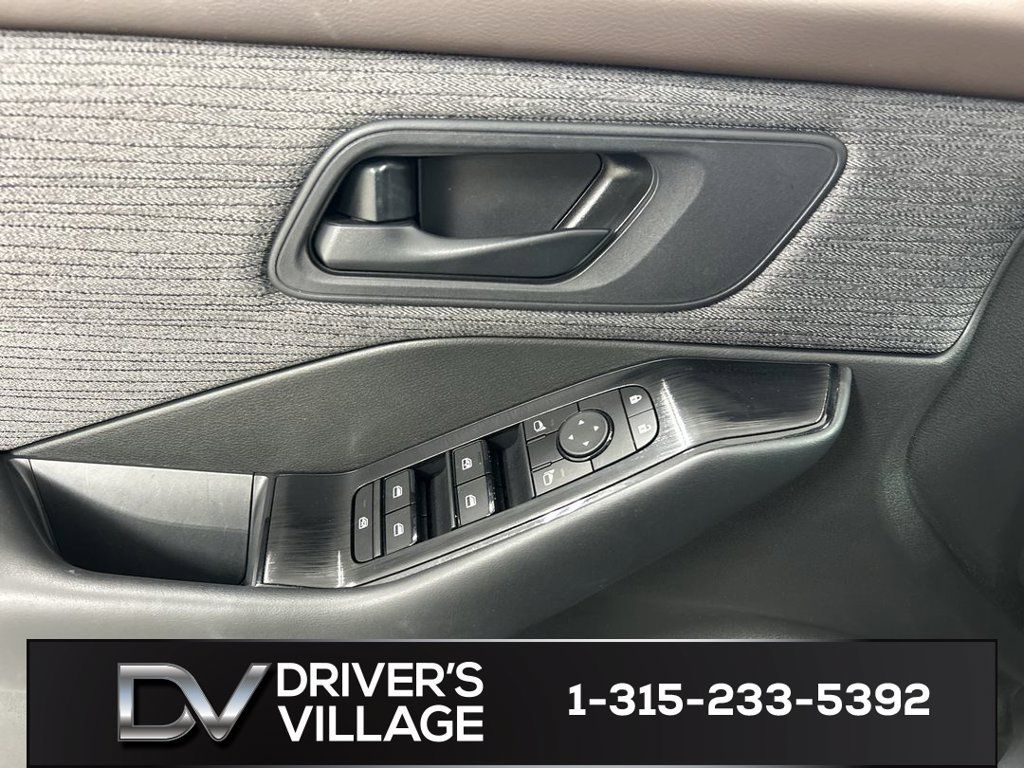Used 2023 Nissan Rogue S AWD/4WD image 11