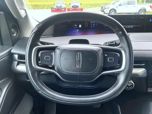 Used 2025 Lincoln Navigator Reserve AWD/4WD image 11