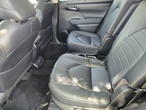 Used 2023 Toyota Highlander XLE FWD image 19