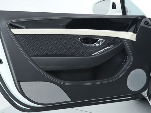 Used 2021 Bentley Continental GT V8 image 19