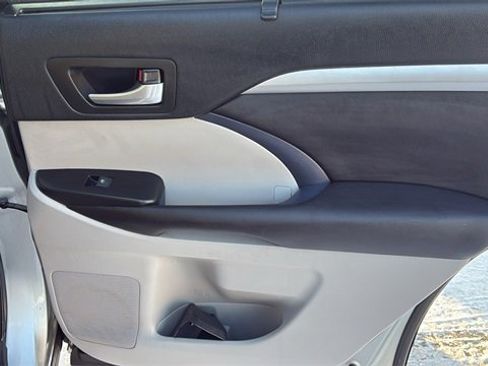 Used 2017 Toyota Highlander XLE image 33