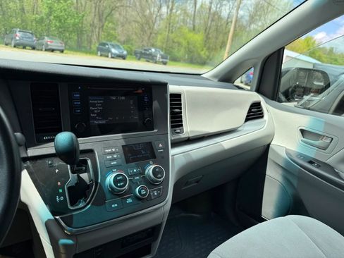 Used 2015 Toyota Sienna L FWD image 12