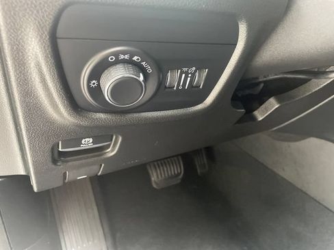 Used 2023 Jeep Grand Cherokee Laredo AWD/4WD image 27