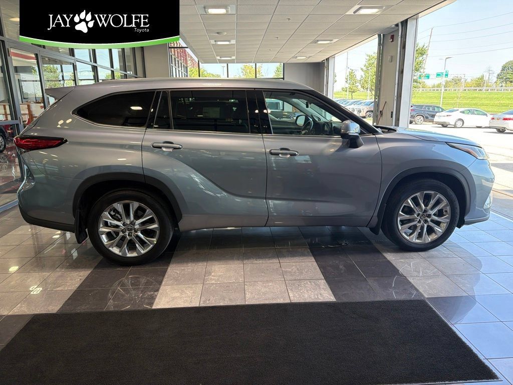 Used 2021 Toyota Highlander Limited AWD/4WD image 1