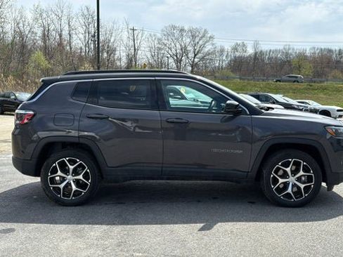 Used 2024 Jeep Compass Limited image 5