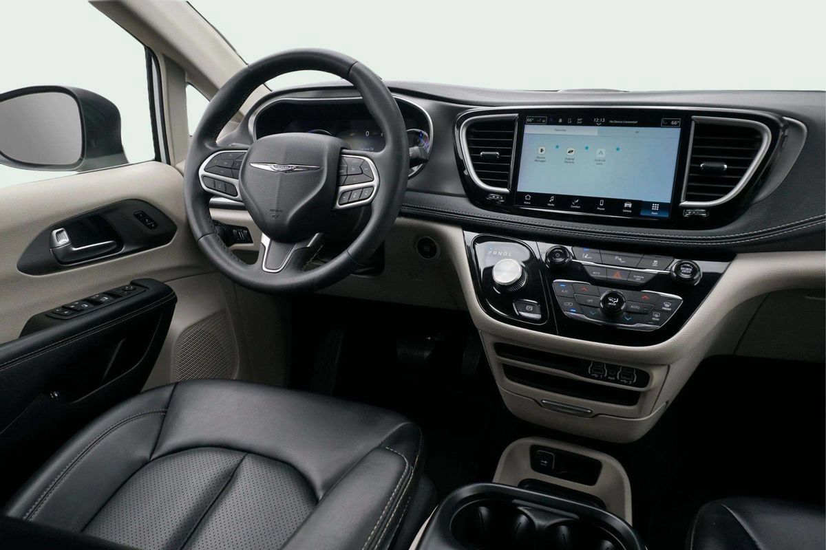 Used 2023 Chrysler Pacifica Touring-L FWD image 26