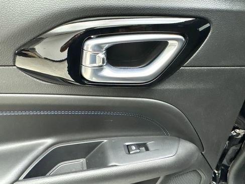 Used 2025 Jeep Compass Latitude w/ Altitude Special Edition image 38