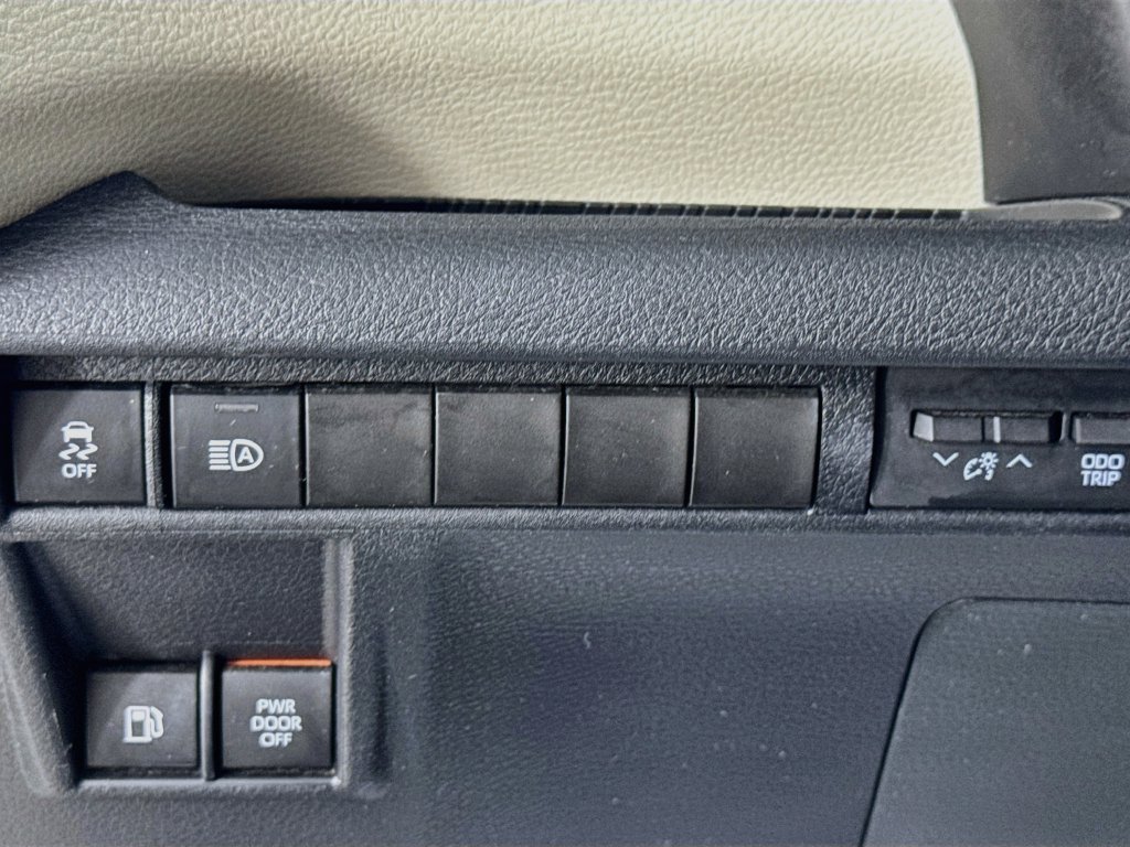 Used 2022 Toyota Sienna Limited FWD image 11