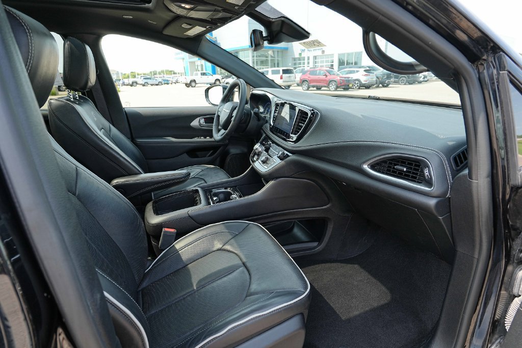 Used 2025 Chrysler Pacifica Limited FWD image 23