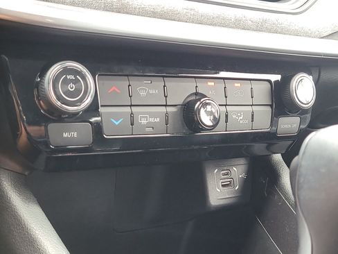 Used 2022 Jeep Compass Latitude FWD image 26