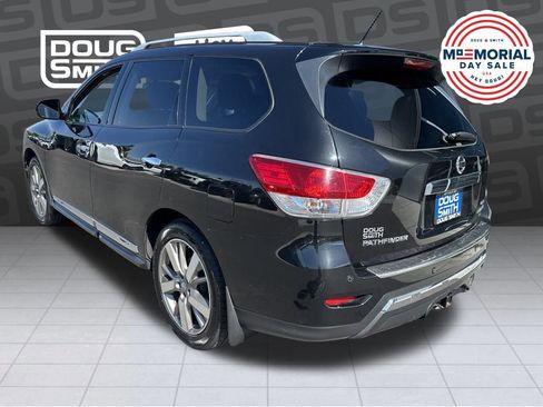 Used 2016 Nissan Pathfinder Platinum w/ Family Entertainment Package AWD/4WD image 3