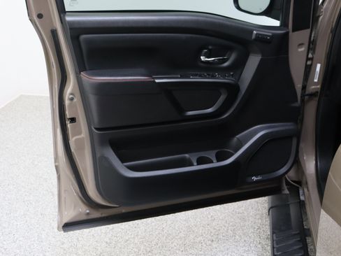 Used 2022 Nissan Titan PRO-4X w/ Pro-4x Convenience Package image 12