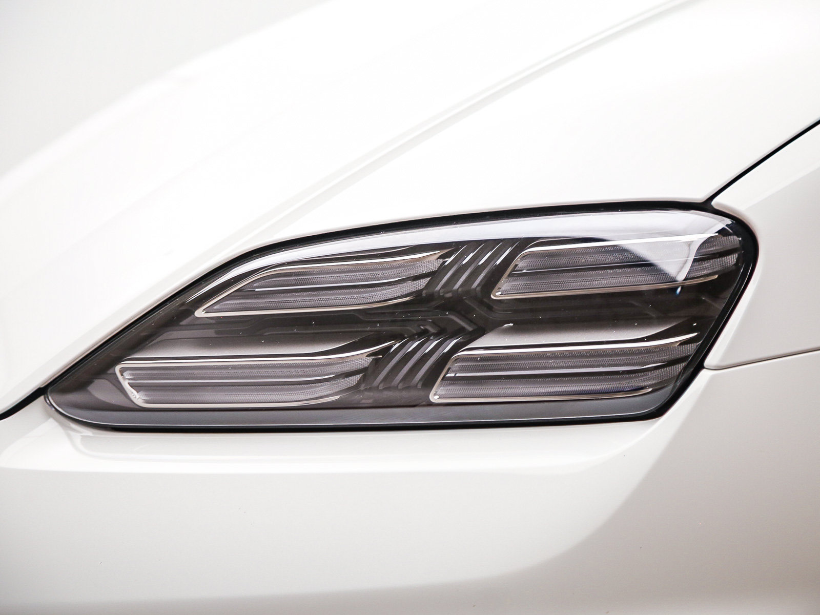 Certified 2025 Porsche Macan 4S Electric AWD/4WD image 11