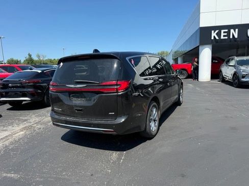 Used 2023 Chrysler Pacifica Touring-L w/ Uconnect Theater Family Group AWD/4WD image 9