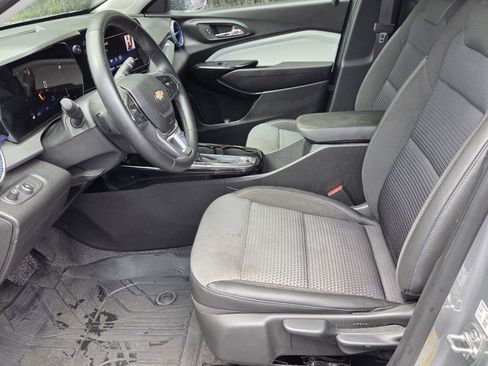 Used 2025 Chevrolet Trax LT w/ Driver Confidence Package image 3